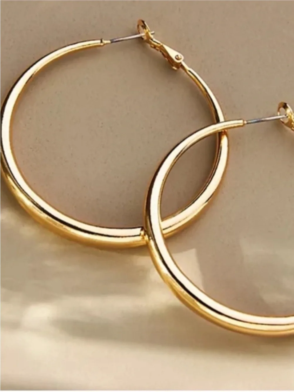 New! Classic Gold Gradual Hoop Earrings (3045) NWOT - Picture 2 of 3
